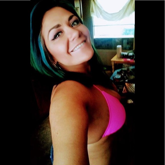 Meet your Posher, Courtnie Teal.....goes by Teal. - Picture 5 of 8